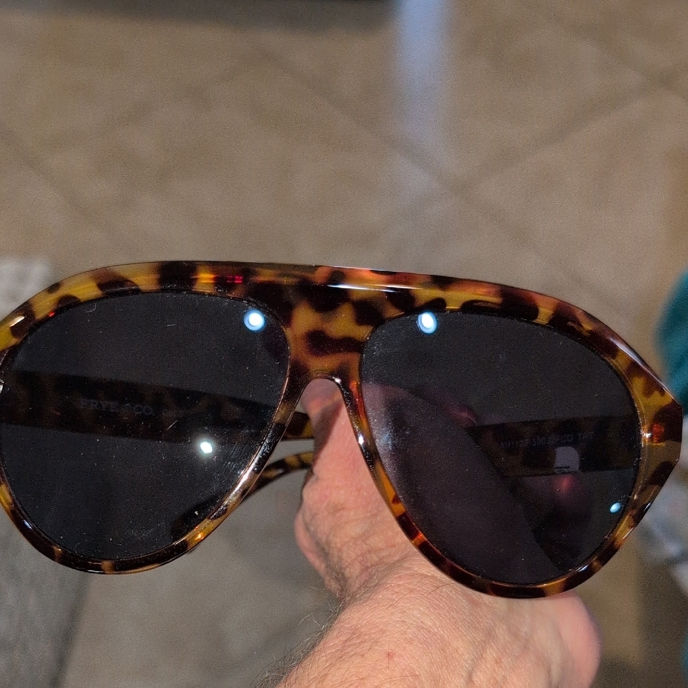 Frye & Co. Tortoise Shell Frame Sunglasses. no Scratches